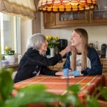 Frau mit Pfleger zuhause in Vertrauter stimmung