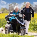 Patient mit Pfleger bei Spaziergang