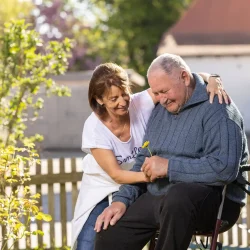 Patient mit Pfleger im Garten